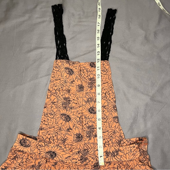 En Creme size medium black & pink capri jumpsuit with crochet straps - Picture 9 of 12